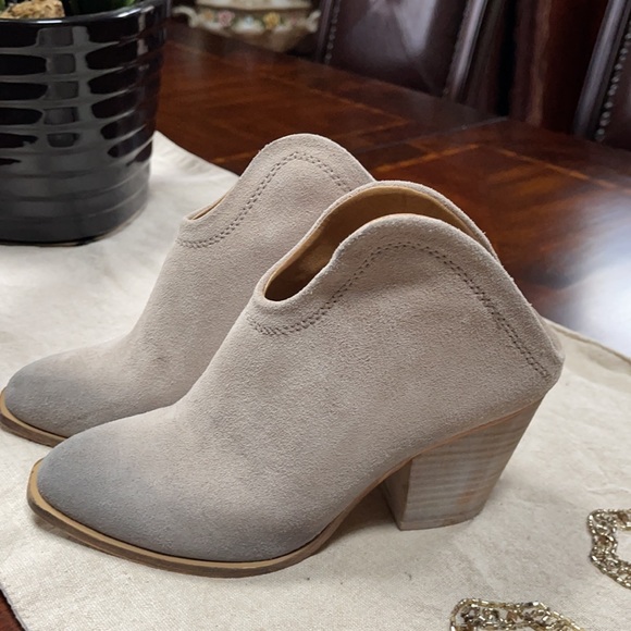 Chinese Laundry Mules - Picture 1 of 5